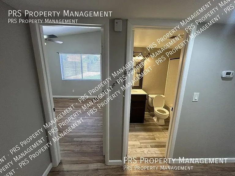 2207 W Monroe St — Photo 27