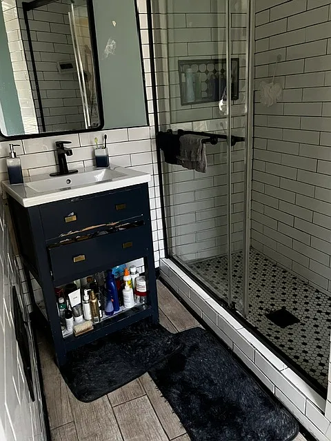3 bed, 1000 sqft, $2,500 — Photo 1