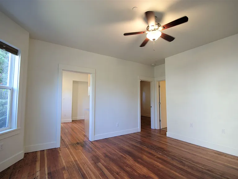 2046 Franklin Ave E — Photo 6