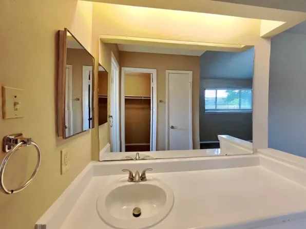 2816 Mayflower Landing Ct, Webster, TX 77598
