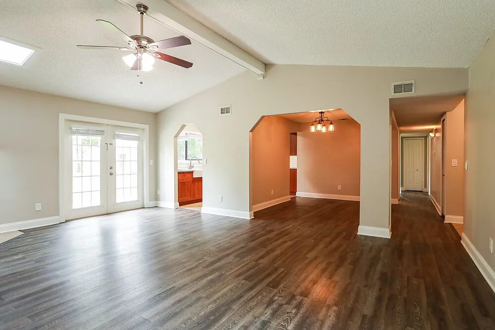3 bed, 2.0 bath, 1467 sqft, $2,025 — Photo 4