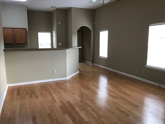 5th image of 114 Hackberry Cv