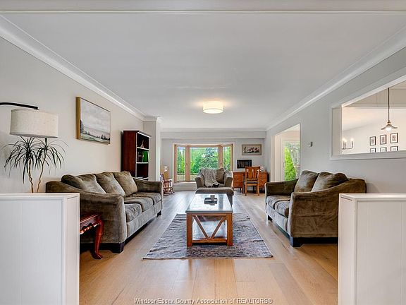 2nd image of 52 Robinson St