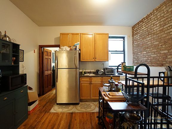 4th image of 823 Saint Johns Pl APT 1B