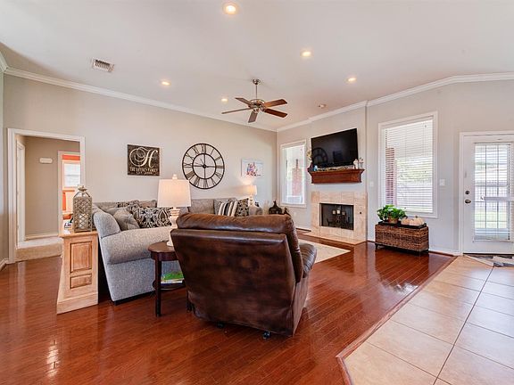 5th image of 404 Longhorn St