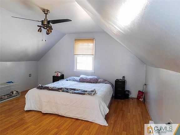 4th image of 27 Hillcrest Ave