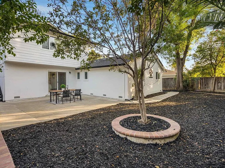 2255 Rockne Dr — Photo 15