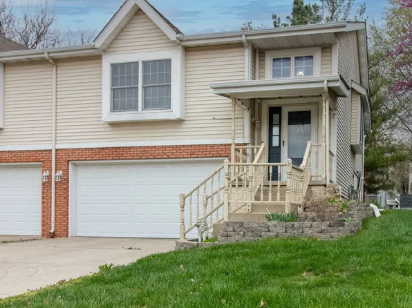 4 Shire Ct, Bloomington, IL 61701