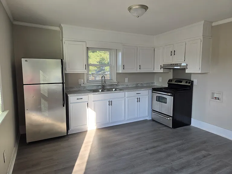 800 Crawford St S — Photo 2