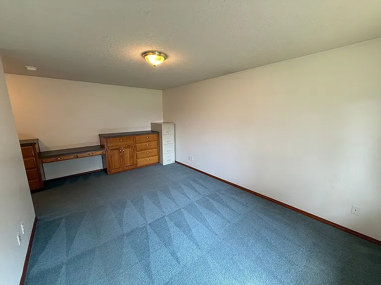 460 SE Conifer Pl — Photo 38