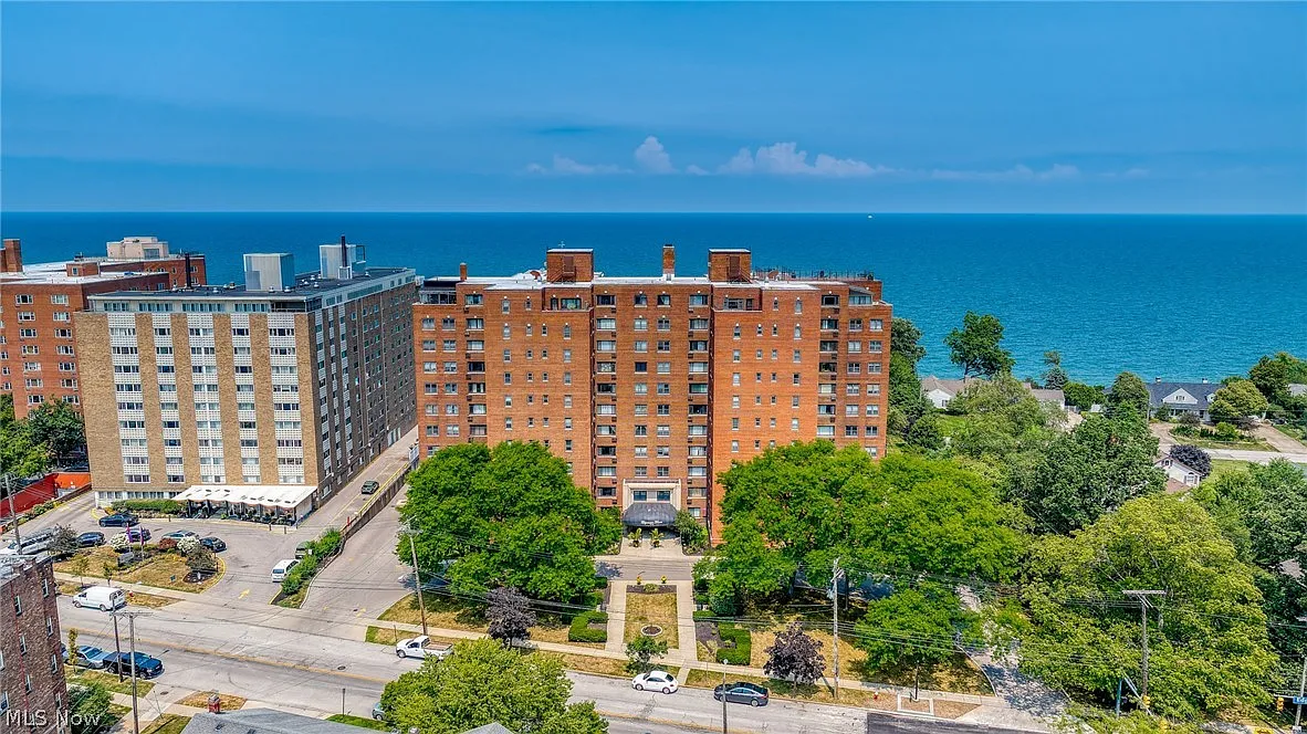 1 bed, 1.0 bath, $1,300 — Photo 2