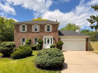 565 Kensington Ct, Roselle, IL 60172