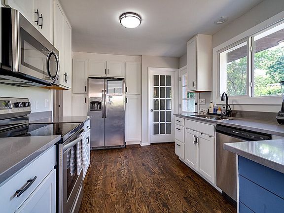 5th image of 1155 Oakmont Ave