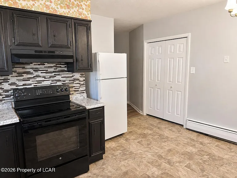 17 Catlin Ave — Photo 7