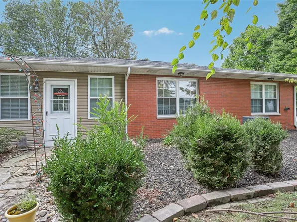 4 Grainey Dr, Glen Carbon, IL 62034