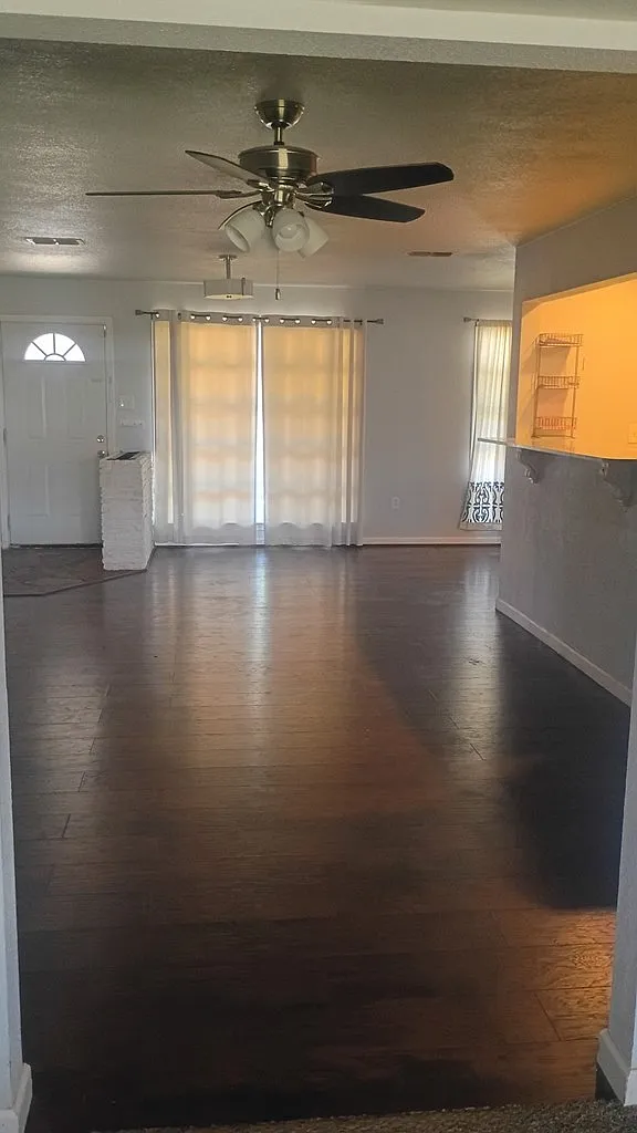 4 bed, 2.0 bath, 2048 sqft, $2,500 — Photo 3