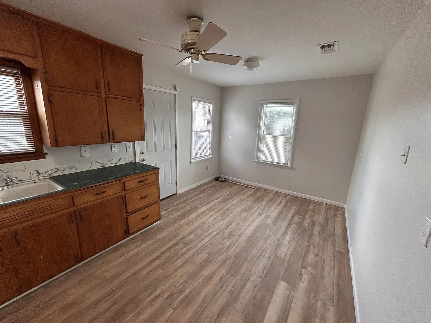 Large Fritch Home — Photo 2