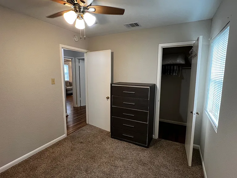 724 Kyle St — Photo 16