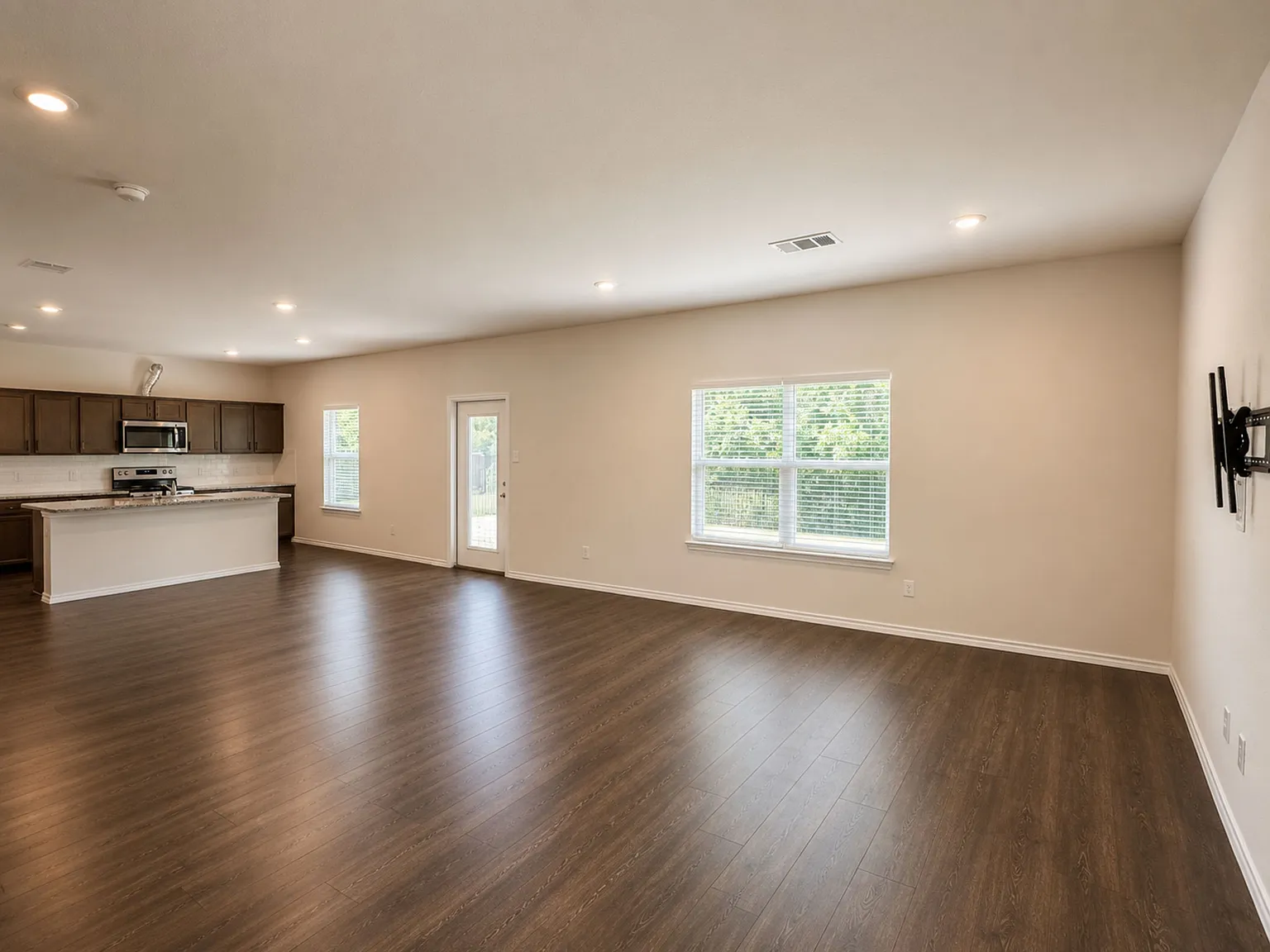 4 bed, 2286 sqft, $2,500 — Photo 3