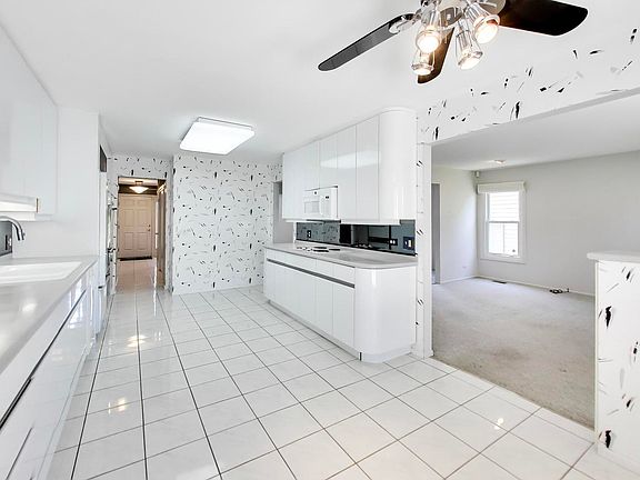 4th image of 136 E Fox Hill Dr