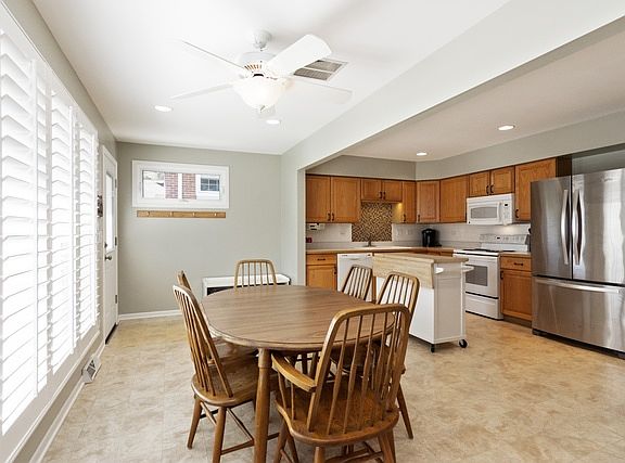 4th image of 421 S Gibbons Ave