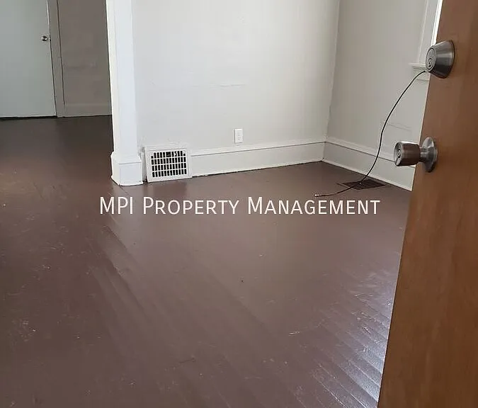 3306 N 24th Pl — Photo 2