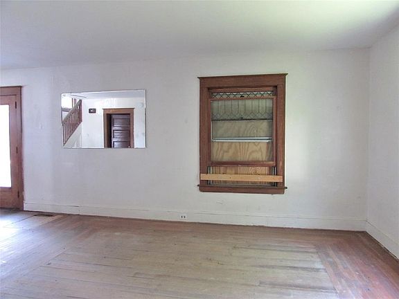 3rd image of 309 Roosevelt Ave
