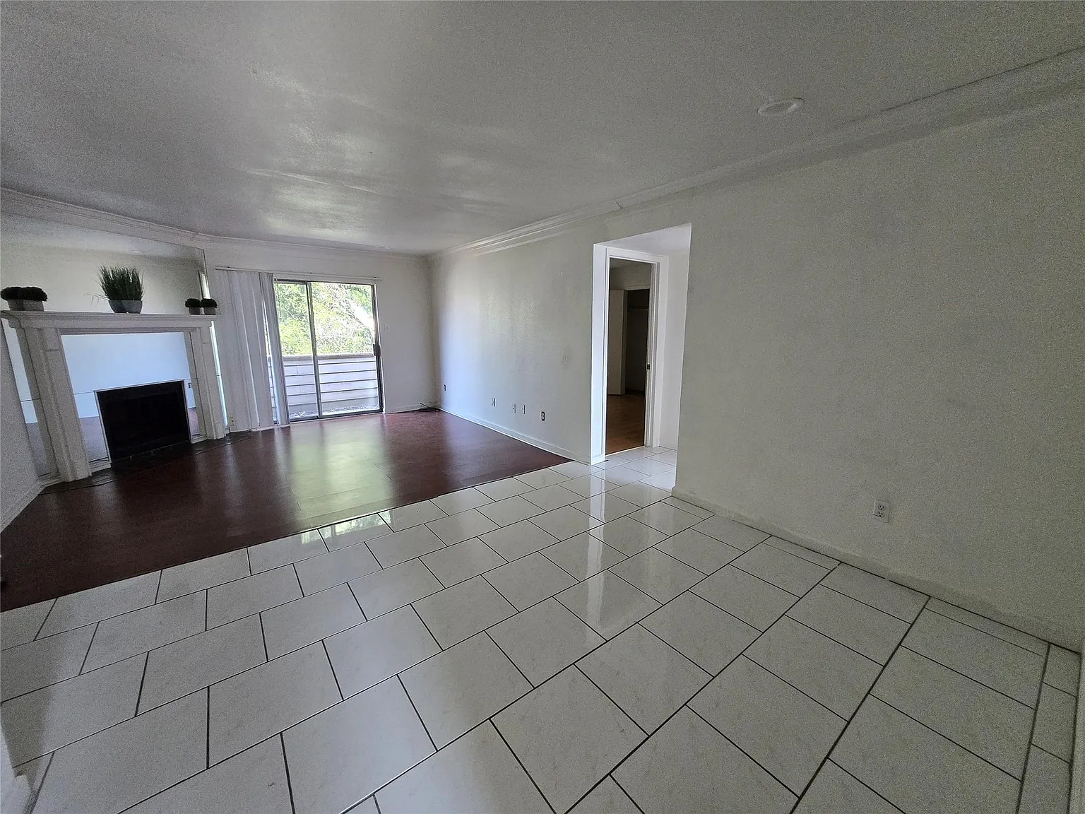 2 bed, 1.0 bath, 834 sqft, $850 — Photo 2