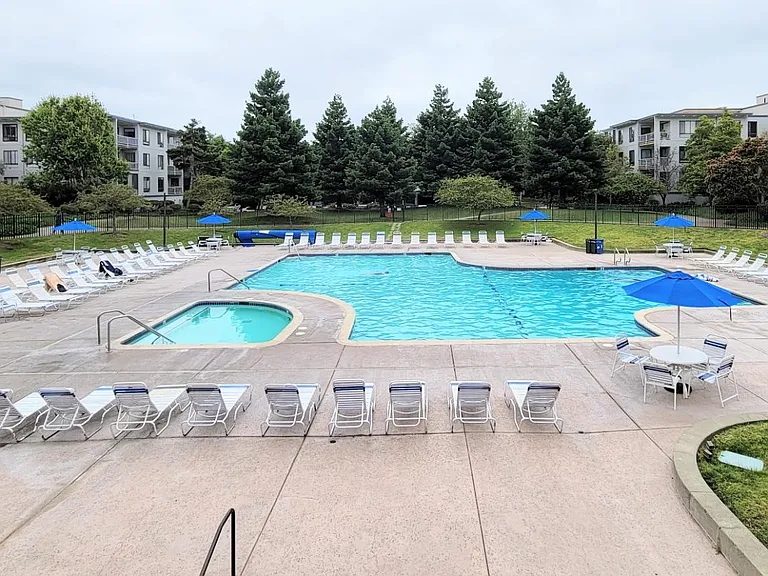heated pool all year round. Opens from 6am to 10 pm
