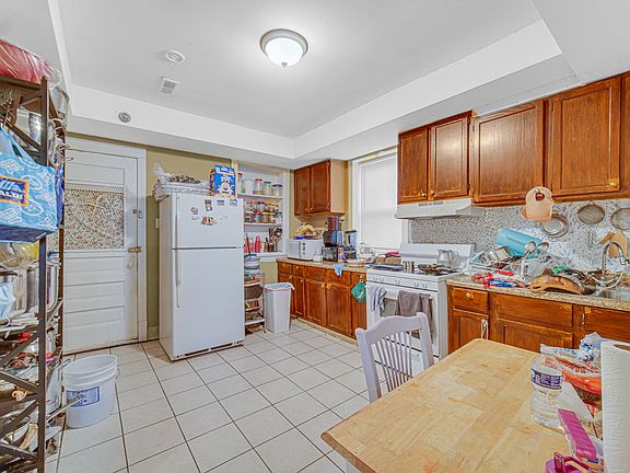 5th image of 3854 W Diversey Ave