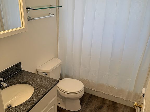 Upstairs full bathroom.