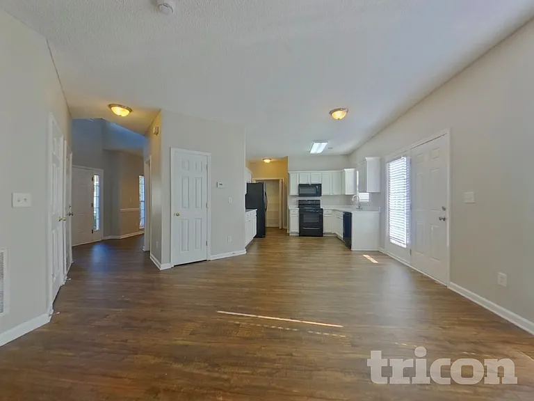1812 Southwind Dr — Photo 2