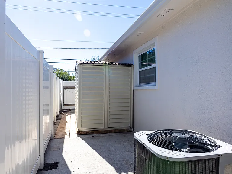 3915 W Gray St — Photo 33