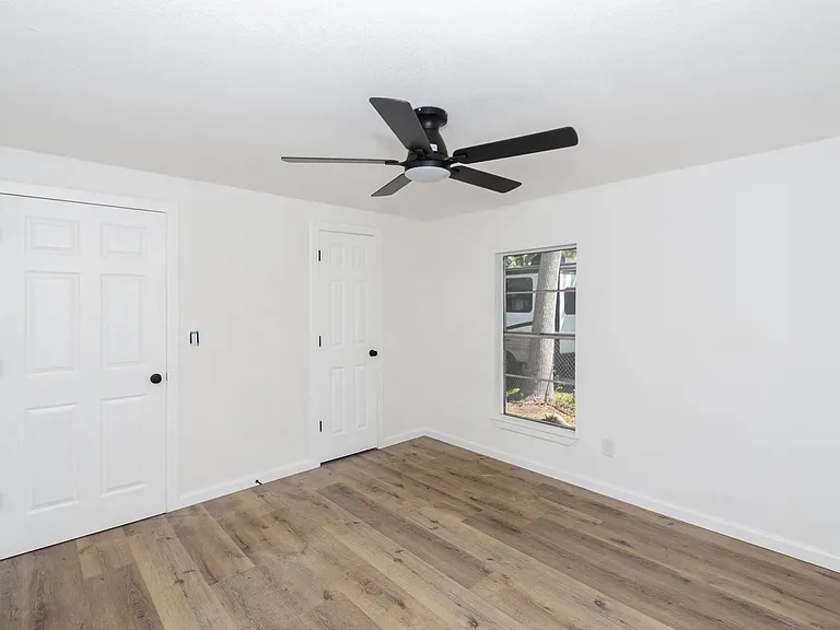 211 W South St — Photo 19