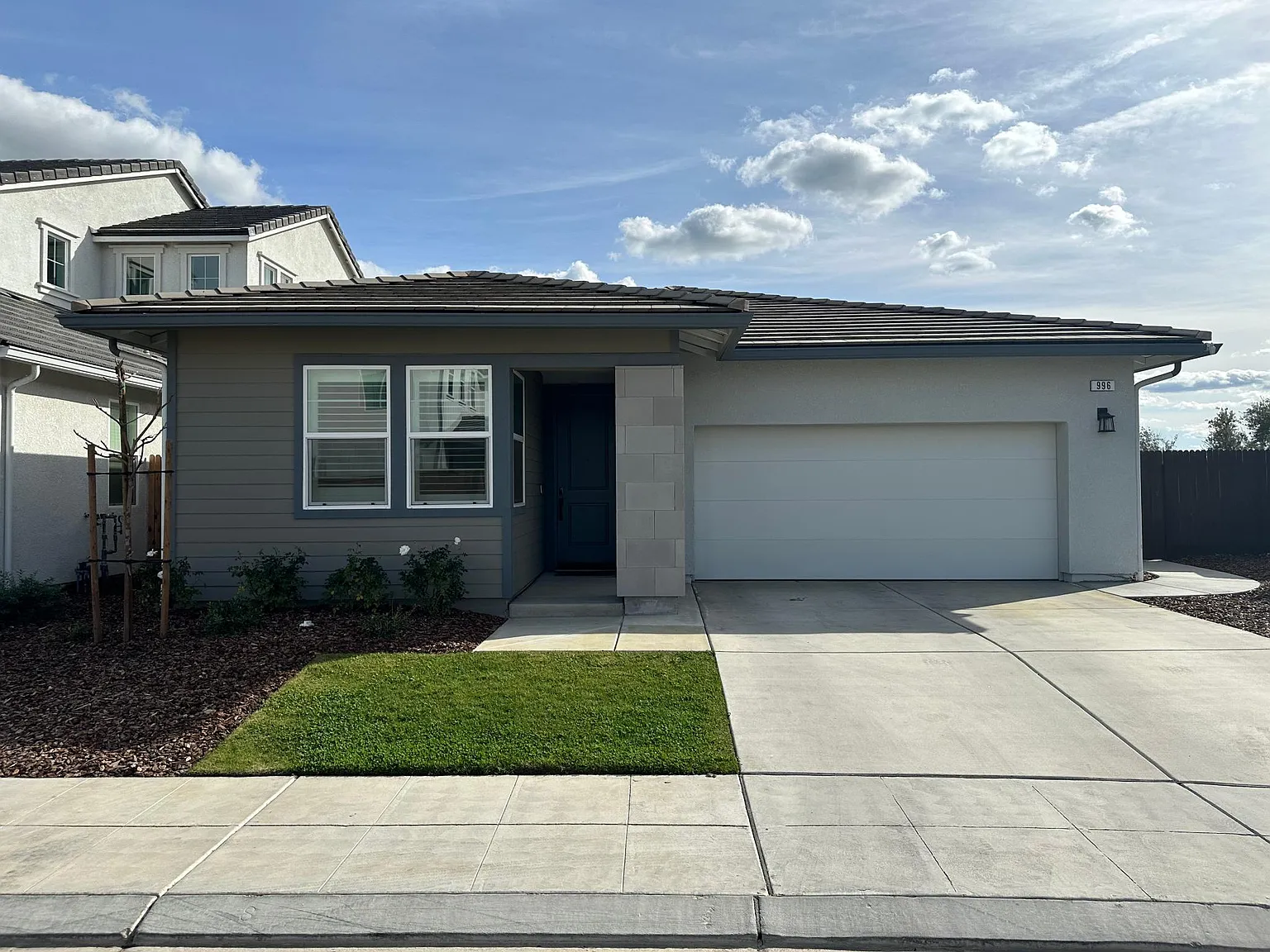 996 Ponderosa Way W photo 1