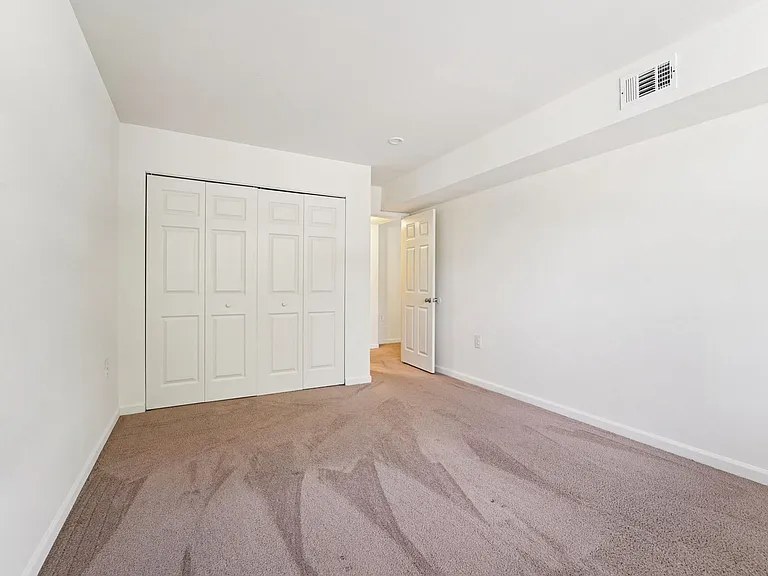 1BR, 1BA - 692SF - Bedroom