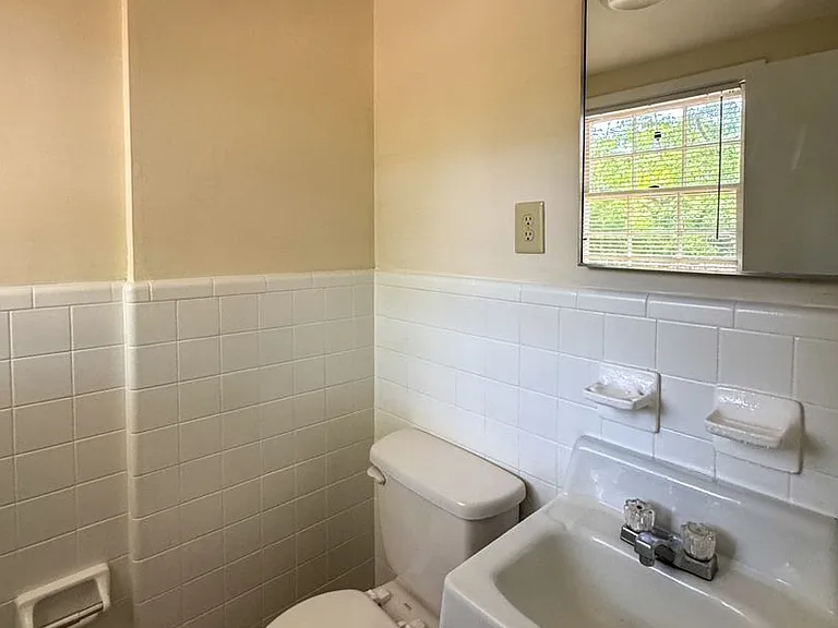 1110 W Rowan St #1 — Photo 15
