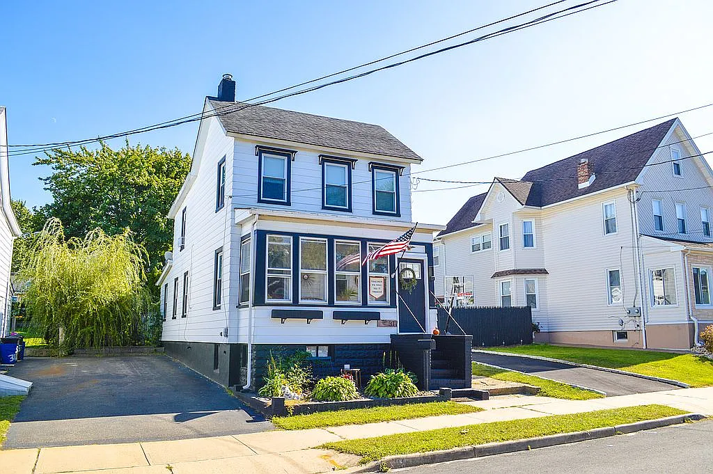 317 John St photo 1