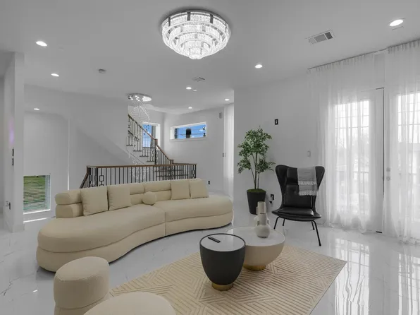 6415 Bowling Green St, Houston, TX 77021