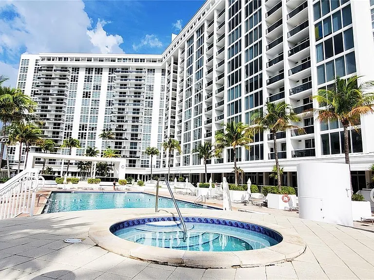 10275 Collins Ave #323 — Photo 38