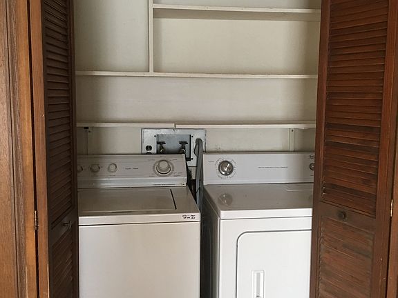 3rd image of 1324 Elmhurst Ln