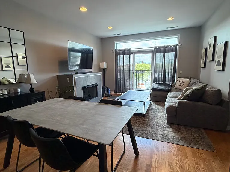 2472 W Foster Ave #405 — Photo 2