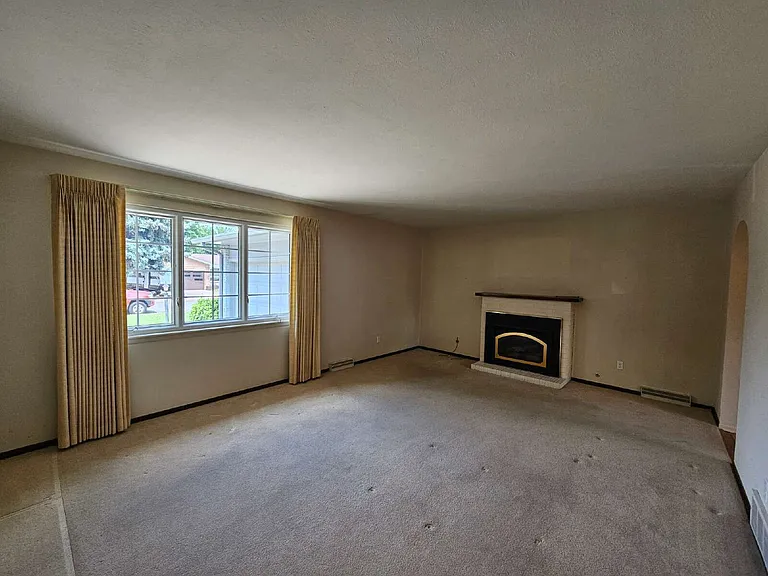 250 E Graves Ave — Photo 4