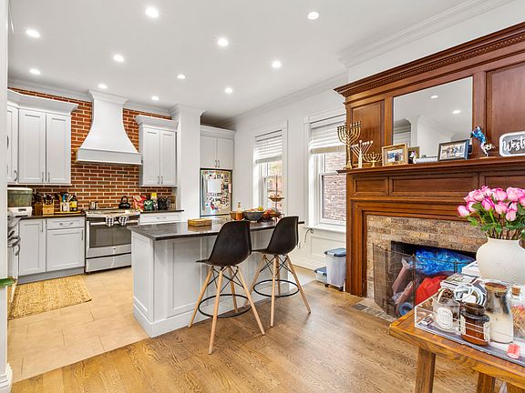 5th image of 9 E 10th St APT 2R