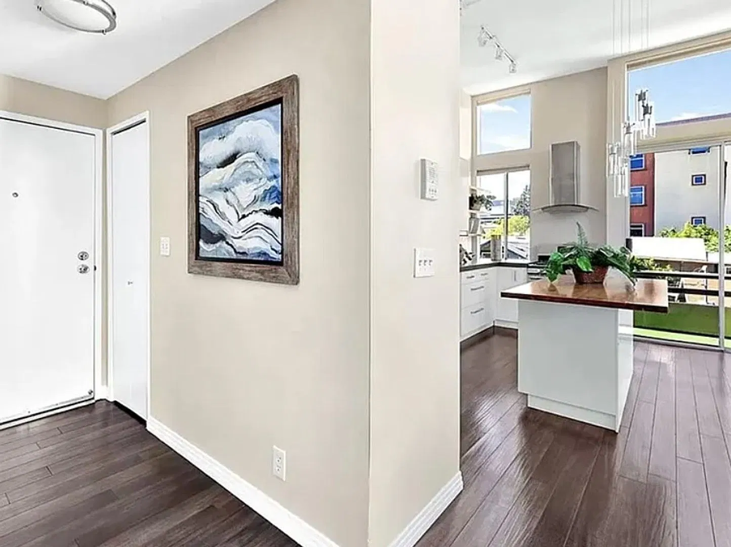 Charming 2BR Condo in Los Angeles — Photo 2