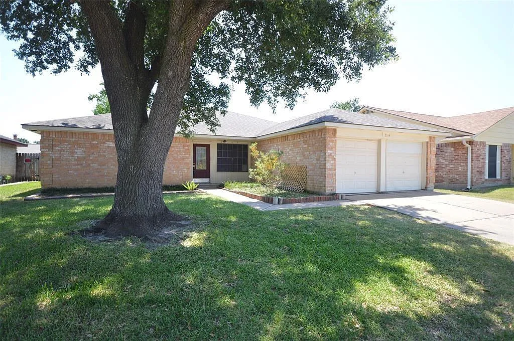 4 bed, 2.0 bath, 1904 sqft, $1,850 — Photo 1