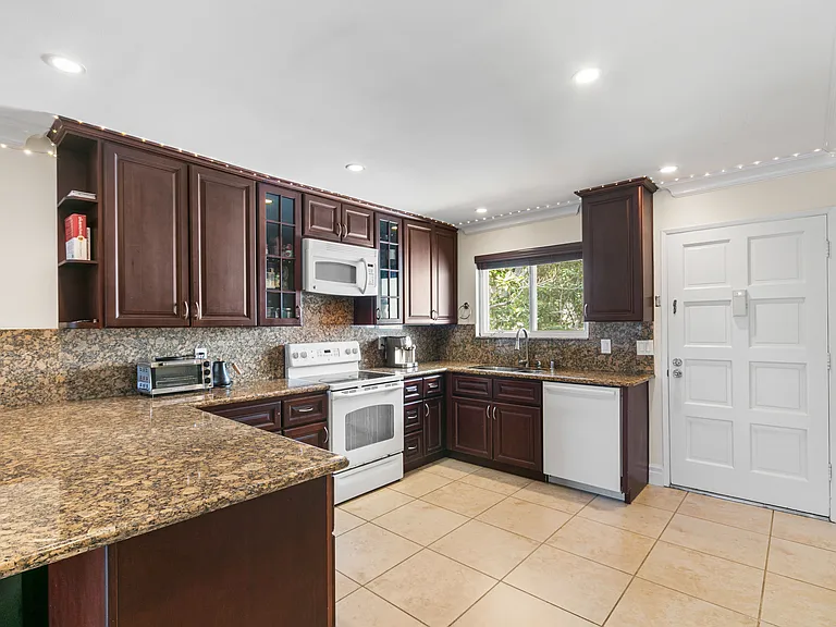 6481 Kanan Dume Rd — Photo 14