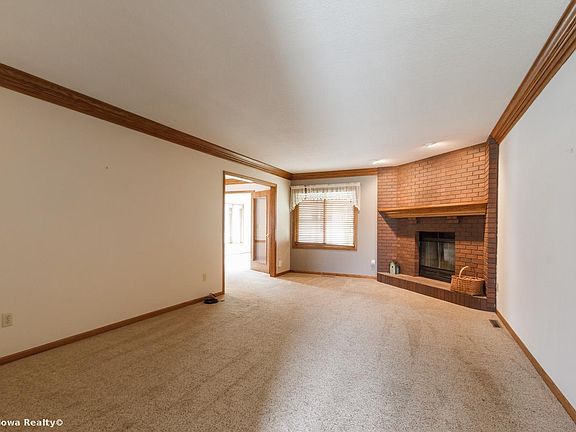 4th image of 406 NW Country Club Dr