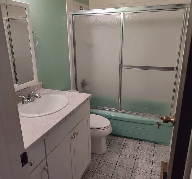 Full bath w/new tile & vanity