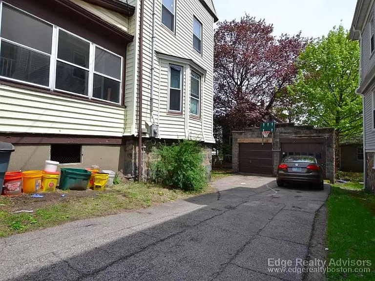 136 Brooks St — Photo 18